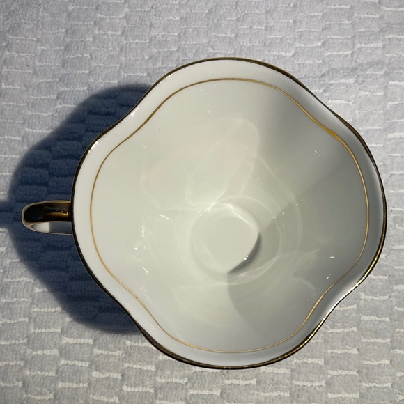 Vintage Windsor Bone China Floral Scalloped Teacup and Saucer Made in England - Picture 7 of 16